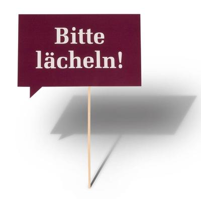 Fotomaske mit Holzstäbchen - Beim Druckbetrieb Lindner werden individuelle Ordner, Boxen und Präsentationsunterlagen hergestellt